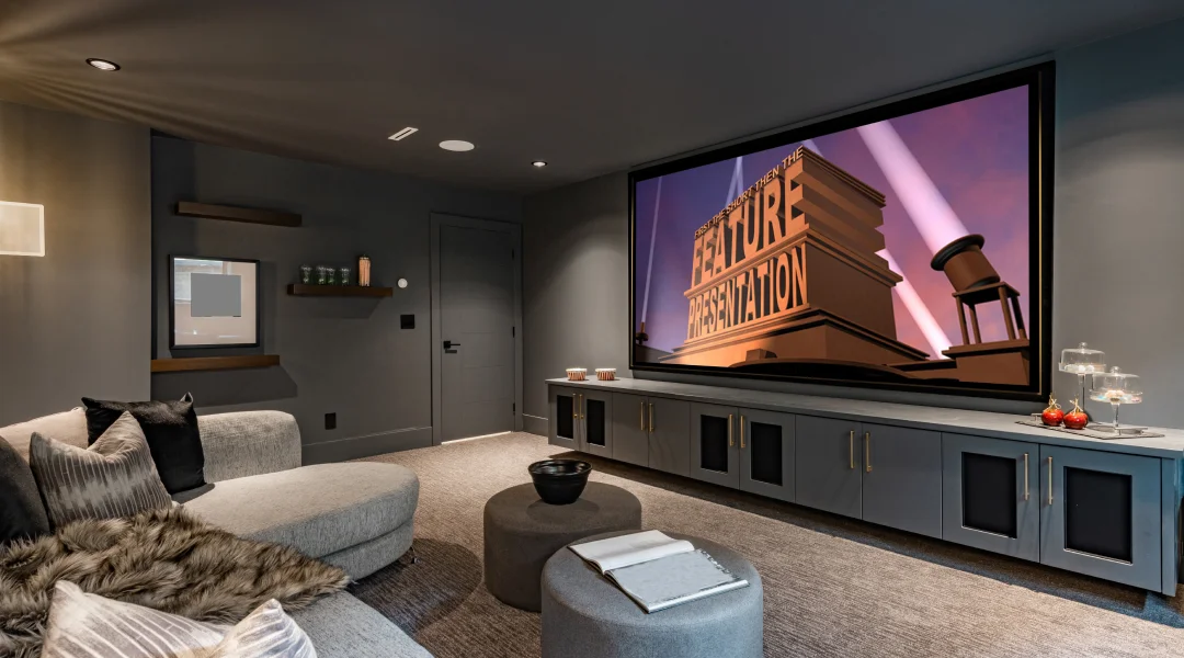 Sala de cine en casa con una pantalla grande, ideal para disfrutar de películas y entretenimiento en un ambiente cómodo.